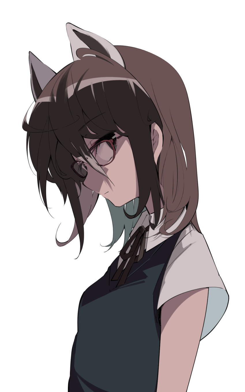 1girl alternate_costume animal_ears bangs bespectacled black_eyes black_hair black_vest brown_hair commentary_request common_raccoon_(kemono_friends) extra_ears glasses hair_between_eyes highres kemono_friends medium_hair multicolored_hair nanana_(nanana_iz) neck_ribbon raccoon_ears red-framed_eyewear red_ribbon ribbon shirt short_sleeves simple_background solo upper_body vest white_background white_hair white_shirt wing_collar