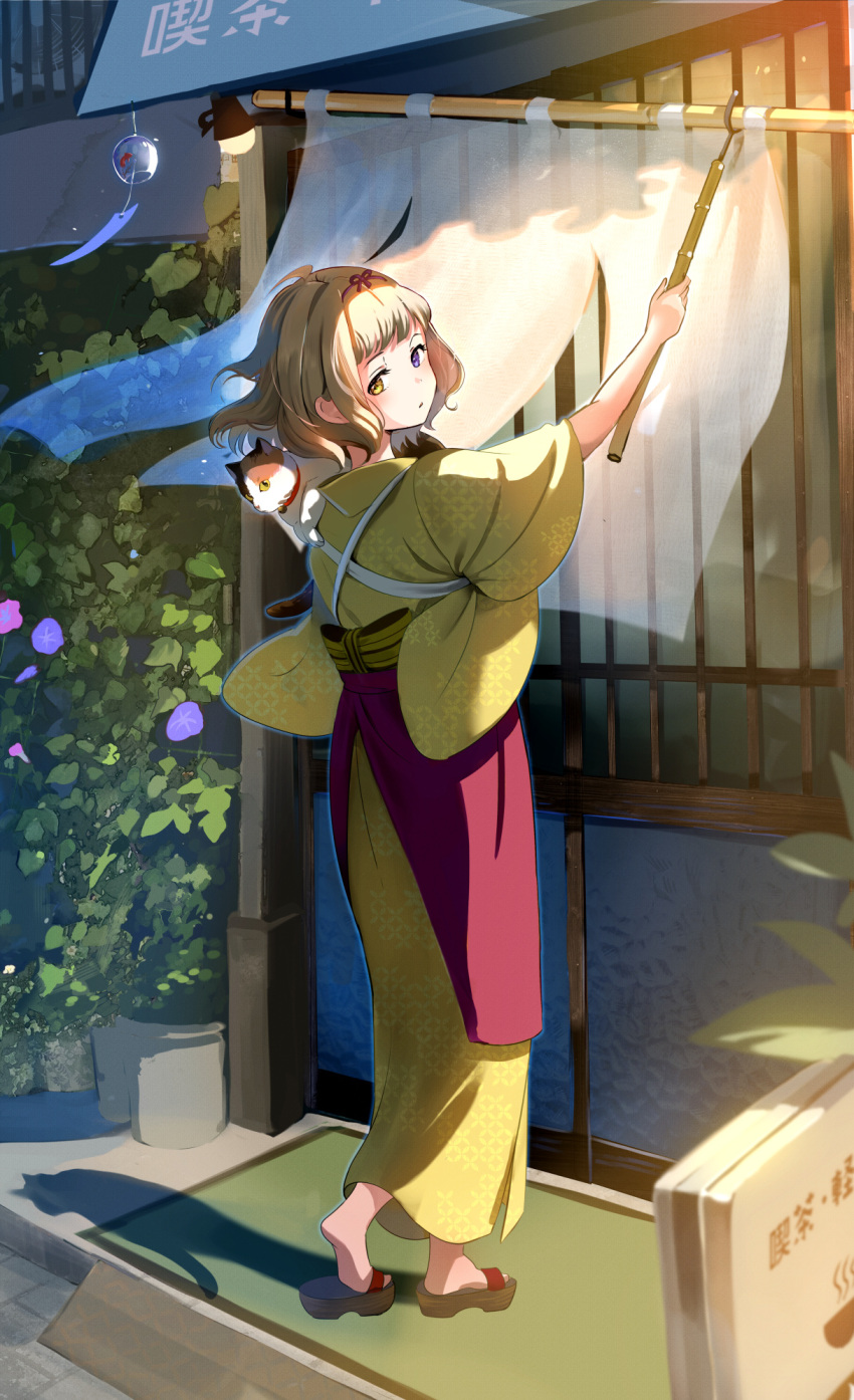1girl ahoge animal_on_shoulder apron architecture arm_up bangs blonde_hair blunt_bangs blush calico cat cat_on_shoulder commentary_request east_asian_architecture eyelashes from_behind full_body heel_up heterochromia highres holding japanese_clothes kimono leaf looking_at_viewer looking_back medium_hair obi original outdoors print_kimono purple_eyes red_apron sandals sash shadow sidelocks sign soles standing storefront swept_bangs tasuku_(otomebotan) toes wide_sleeves yellow_eyes yellow_kimono