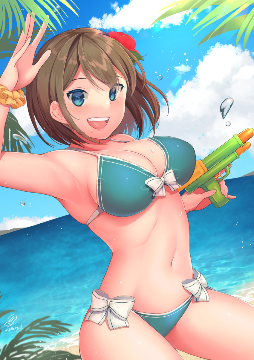 1girl beach bikini blue_bikini blue_sky breasts brown_hair cleavage cloud commentary_request cowboy_shot day flower front-tie_top hair_flower hair_ornament highres horizon kantai_collection large_breasts looking_at_viewer maya_(kancolle) ocean open_mouth outdoors scrunchie short_hair side-tie_bikini sky smile solo swimsuit teeth unoshima_kanaka upper_teeth water_gun wrist_scrunchie