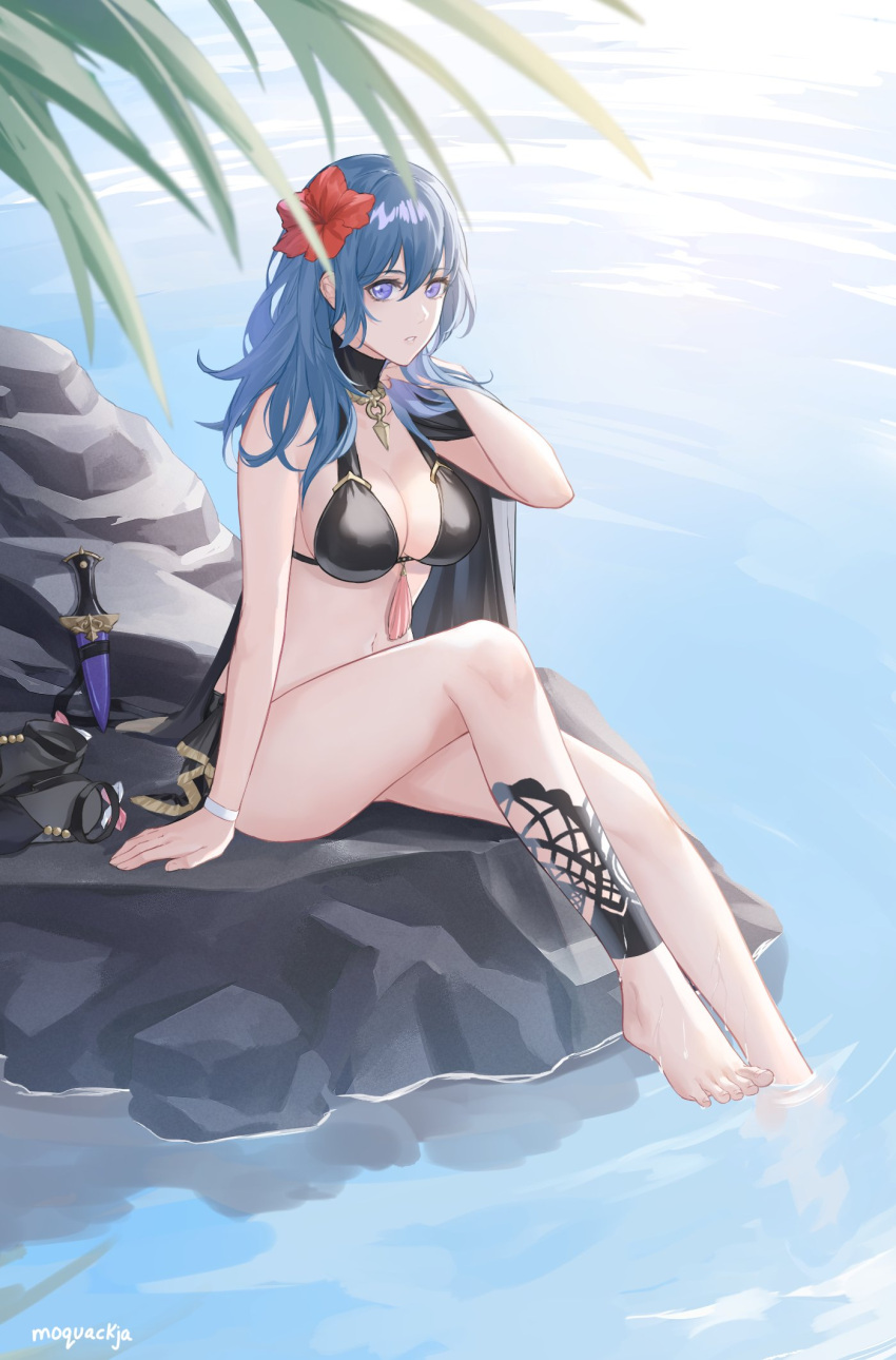 1girl alternate_costume artist_name bangs barefoot bikini black_bikini black_cape blue_hair breasts byleth_(fire_emblem) byleth_(fire_emblem)_(female) byleth_(summer)_(fire_emblem)_(female) cape cleavage commentary dagger english_commentary fire_emblem fire_emblem:_three_houses fire_emblem_heroes flower hair_between_eyes hair_flower hair_ornament hibiscus highres knife large_breasts leaf long_hair looking_at_viewer moja_(rainpoow) official_alternate_costume parted_lips partially_submerged purple_eyes red_flower signature sitting solo swimsuit toes water weapon