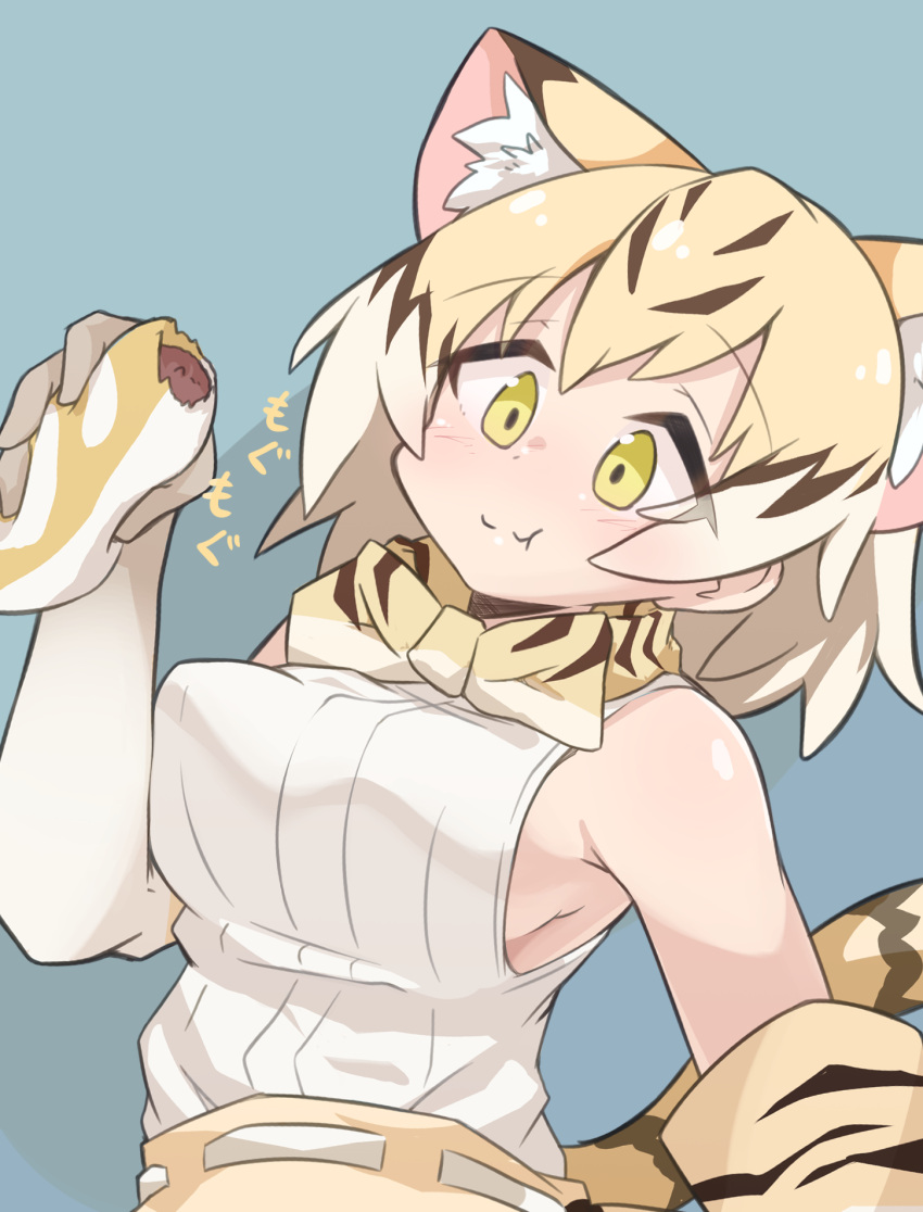 1girl :t animal_ear_fluff animal_ears blonde_hair blue_background blush bow bowtie breasts brown_hair cat_ears cat_girl cat_tail closed_mouth commentary_request eating elbow_gloves food gloves highres japari_bun kemono_friends large_breasts multicolored_hair print_bow print_bowtie sand_cat_(kemono_friends) shirt short_hair sideboob sleeveless sleeveless_shirt solo streaked_hair tail upper_body white_shirt yayuyoyayuyo yellow_eyes