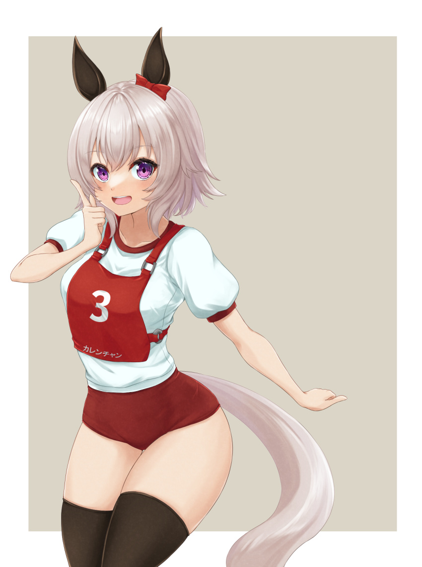 1girl animal_ears black_thighhighs bow buruma character_name commentary cowboy_shot curren_chan_(umamusume) ear_bow ear_covers grey_background grey_hair gym_shirt gym_uniform highres horse_ears horse_girl horse_tail index_finger_raised kemuri_(etep3372) looking_at_viewer open_mouth purple_eyes race_bib red_buruma shirt short_hair short_sleeves smile solo standing t-shirt tail thighhighs translated umamusume white_shirt