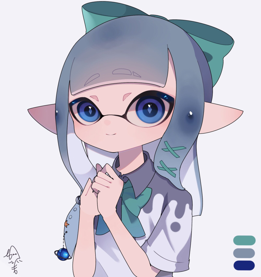 1girl blue_eyes blue_pupils bow closed_mouth color_guide commentary diamond-shaped_pupils diamond_(shape) eyebrow_cut green_bow grey_hair hair_bow highres inkling_girl inkling_player_character long_hair own_hands_together pointy_ears signature simple_background smile solo splatoon_(series) squid_ikaaa symbol-only_commentary symbol-shaped_pupils tentacle_hair upper_body white_background