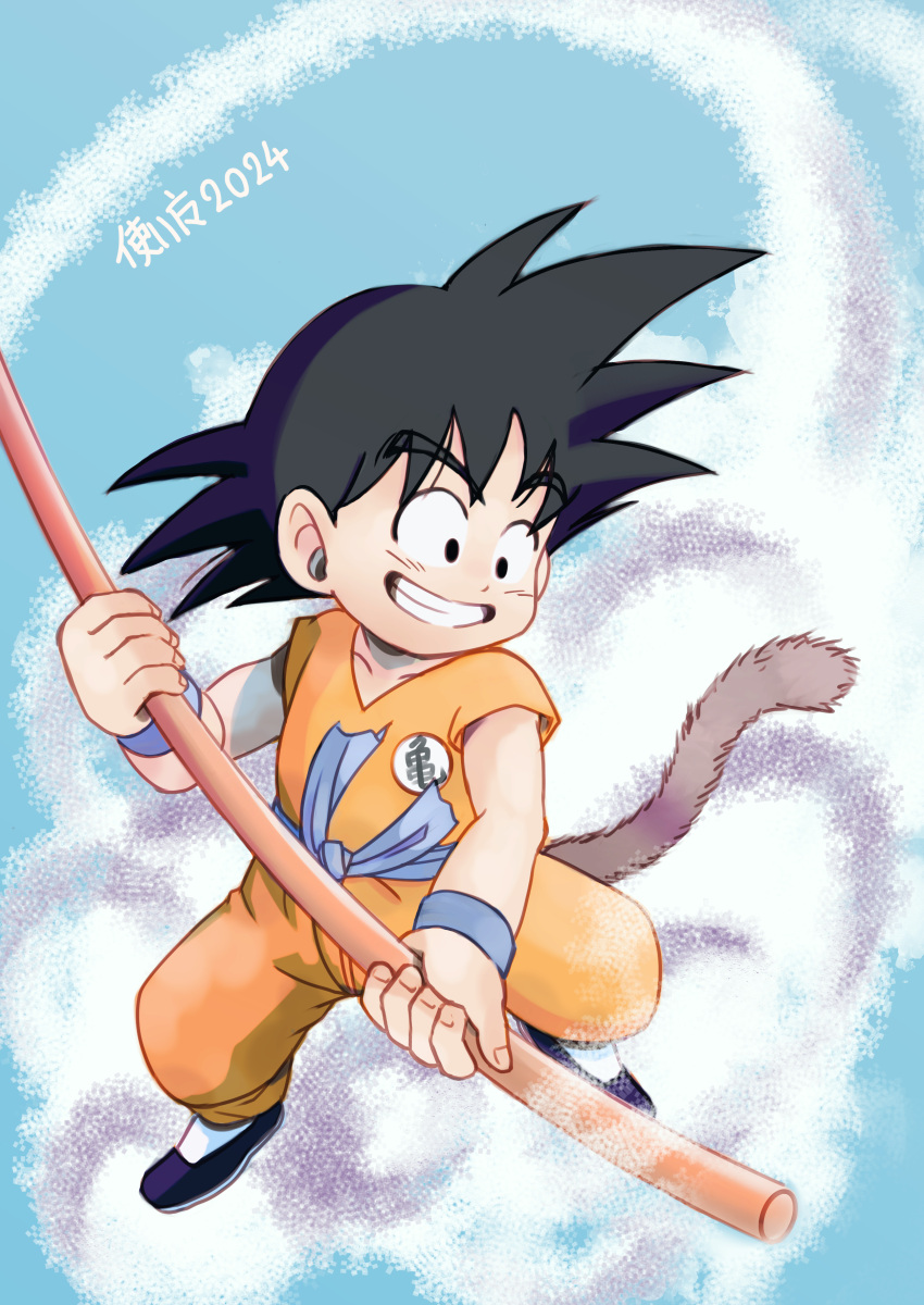 1boy absurdres black_hair collarbone dragon_ball dragon_ball_(classic) flying_nimbus highres holding holding_staff monkey_tail orange_pants orange_shirt pants ruyi_jingu_bang shirt smile solo son_goku spiked_hair staff standing tail tsukaima_(vfcou)