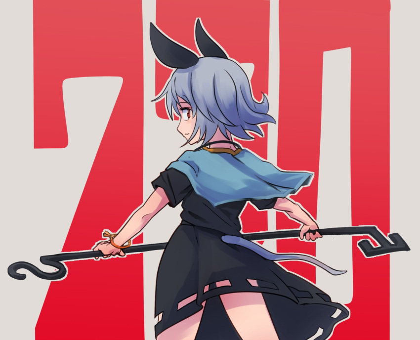 1girl animal_ears bangs black_shirt black_skirt blue_capelet capelet closed_mouth commentary cowboy_shot dated dowsing_rod from_behind grey_hair highres looking_at_viewer looking_back mouse_ears mouse_girl mouse_tail nazrin red_eyes shirt short_hair short_sleeves skirt skirt_set solo tail touhou yan_pai