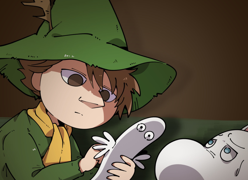 2boys blue_eyes brown_eyes brown_hair closed_mouth green_headwear green_shirt hat hattifattener highres long_sleeves looking_at_another manatsu_no_yo_no_inmu medium_bangs moomin moomintroll multiple_boys parody scarf shaded_face shirt short_hair sn_(zigzagspark6) snufkin soft_smartphone_(inmu) split_mouth upper_body witch_hat yellow_scarf