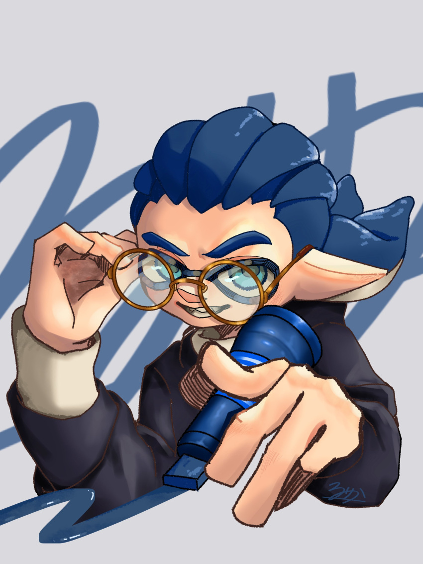 1boy absurdres angle_shooter_(splatoon) blue_eyes blue_hair commentary_request glasses grey_background highres holding holding_weapon inkling inkling_boy inkling_player_character long_pointy_ears male_focus pointy_ears rakugakirurika round_eyewear short_hair simple_background smile solo splatoon_(series) teeth tentacle_hair upper_body v-shaped_eyebrows weapon yellow-framed_eyewear