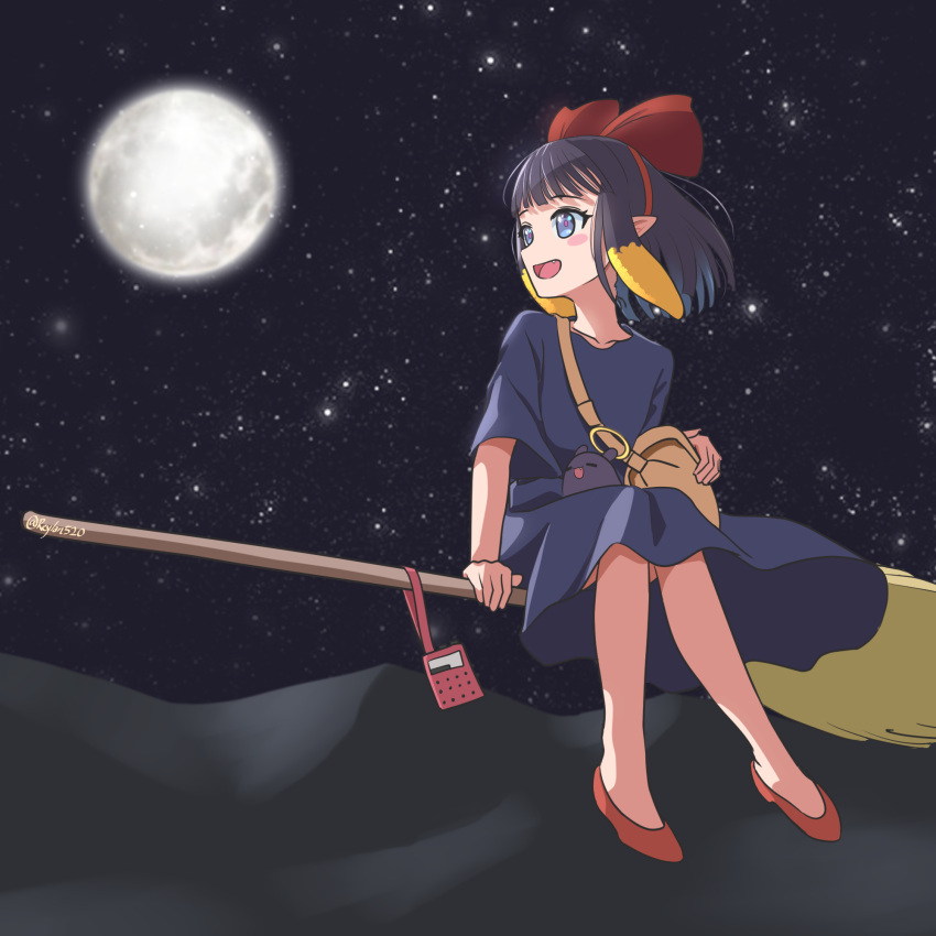 1girl :d bag black_hair blue_dress blunt_bangs blush blush_stickers bow broom broom_riding brown_bag collarbone commentary cosplay dress english_commentary eyelashes fang full_moon hair_bow hairband halo highres hololive hololive_english kiki_(majo_no_takkyuubin) kiki_(majo_no_takkyuubin)_(cosplay) looking_to_the_side majo_no_takkyuubin moon mountainous_horizon multicolored_hair night night_sky ninomae_ina'nis open_mouth orange_hair outdoors pointy_ears purple_eyes red_bow red_footwear red_hairband reylan520 riding satchel shoes short_hair short_sleeves shoulder_bag sidelocks sitting sky smile solo star_(sky) starry_sky takodachi_(ninomae_ina'nis) tentacle_hair virtual_youtuber