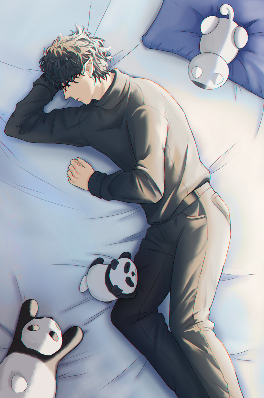 1boy absurdres black_hair black_pants black_shirt feet_out_of_frame highres kyuujitsu_no_warumono-san leung_k_t long_sleeves lying male_focus on_bed on_side pants pillow pointy_ears robot_cat shirt solo stuffed_animal stuffed_panda stuffed_toy warumono-san