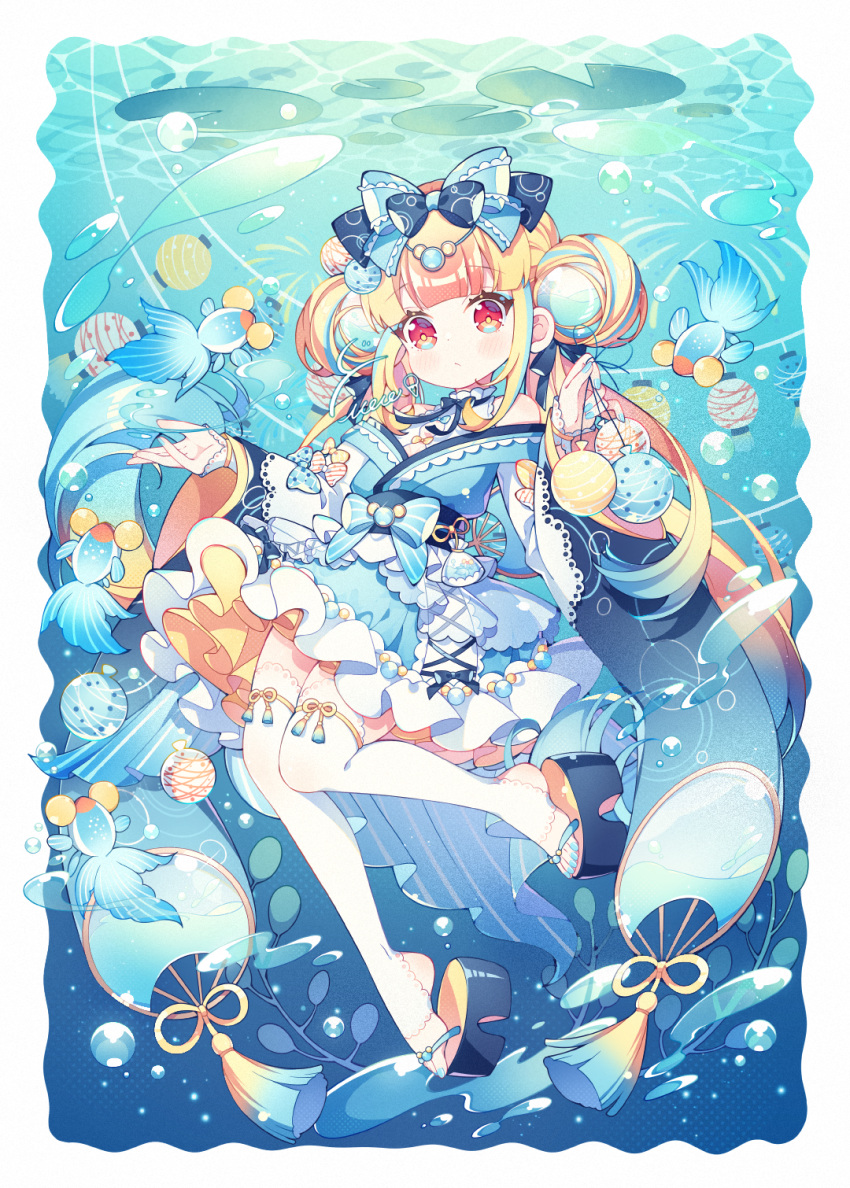 1girl blonde_hair blue_bow bow double_bun fish frilled_kimono frills full_body hair_bow hair_bun highres hyou_(pixiv3677917) japanese_clothes kimono long_hair looking_at_viewer multicolored_hair original platform_footwear red_eyes sandals solo thighhighs white_thighhighs wide_sleeves