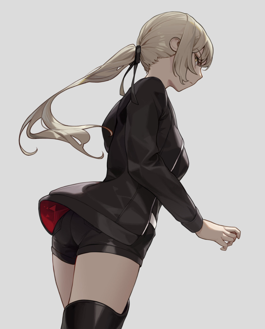 1girl artoria_pendragon_(fate) belt black_footwear black_hairband black_jacket black_shirt black_shorts blonde_hair boots cotta_(heleif) fate/grand_order fate_(series) grey_background hairband highres jacket looking_at_viewer open_clothes ponytail saber_alter saber_alter_(ver._shinjuku_1999)_(fate) shirt short_shorts shorts simple_background thigh_boots white_belt yellow_eyes zettai_ryouiki