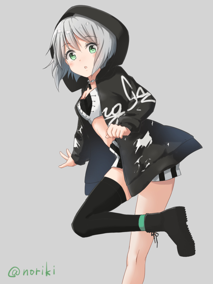 1girl aoba_moka artist_name bang_dream! bangs black_footwear black_jacket black_legwear blush breasts cleavage clothes_writing commentary_request cross-laced_top eyebrows_visible_through_hair green_eyes grey_background grey_hair highres honorikiti hood hood_up hooded_jacket jacket jewelry leg_up midriff necklace open_clothes open_jacket open_mouth short_hair shorts simple_background single_thighhigh solo striped thighhighs vertical-striped_shorts vertical_stripes