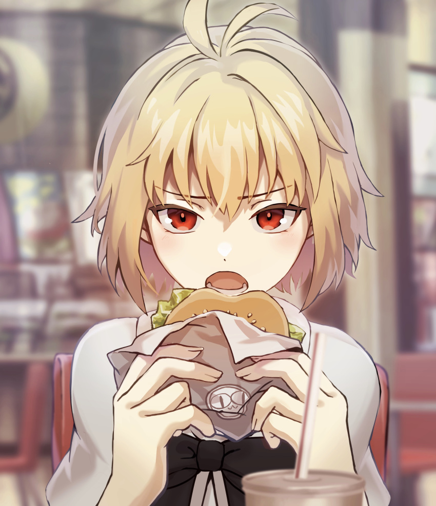 1girl absurdres alternate_costume antenna_hair arcueid_brunestud bangs black_bow blonde_hair blurry blurry_background bow bowtie burger capelet chair character_print commentary eating english_commentary food hair_between_eyes highres holding holding_food indoors looking_at_viewer mkr_(wepn3428) neco-arc official_alternate_costume open_mouth red_eyes short_hair sitting solo tsukihime tsukihime_(remake) white_capelet