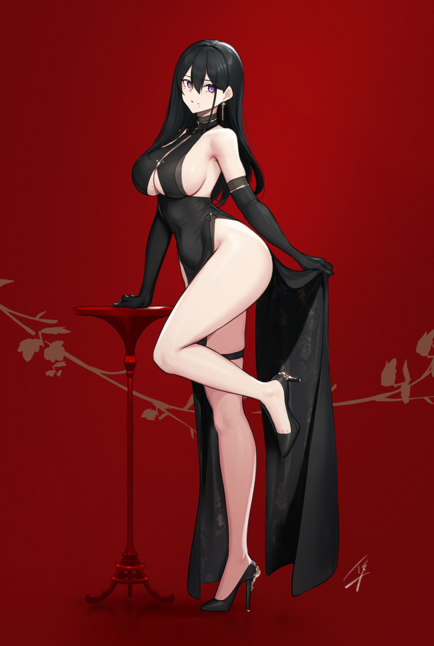 1girl ass bangs bare_shoulders black_dress black_gloves black_hair breasts classy-black-haired_girl_(hayabusa) covered_navel dress earrings elbow_gloves full_body gloves hayabusa high_heels highres jewelry large_breasts long_hair looking_at_viewer mole mole_on_breast mole_under_mouth original parted_lips purple_eyes red_background sideboob smile standing standing_on_one_leg thigh_strap thighs