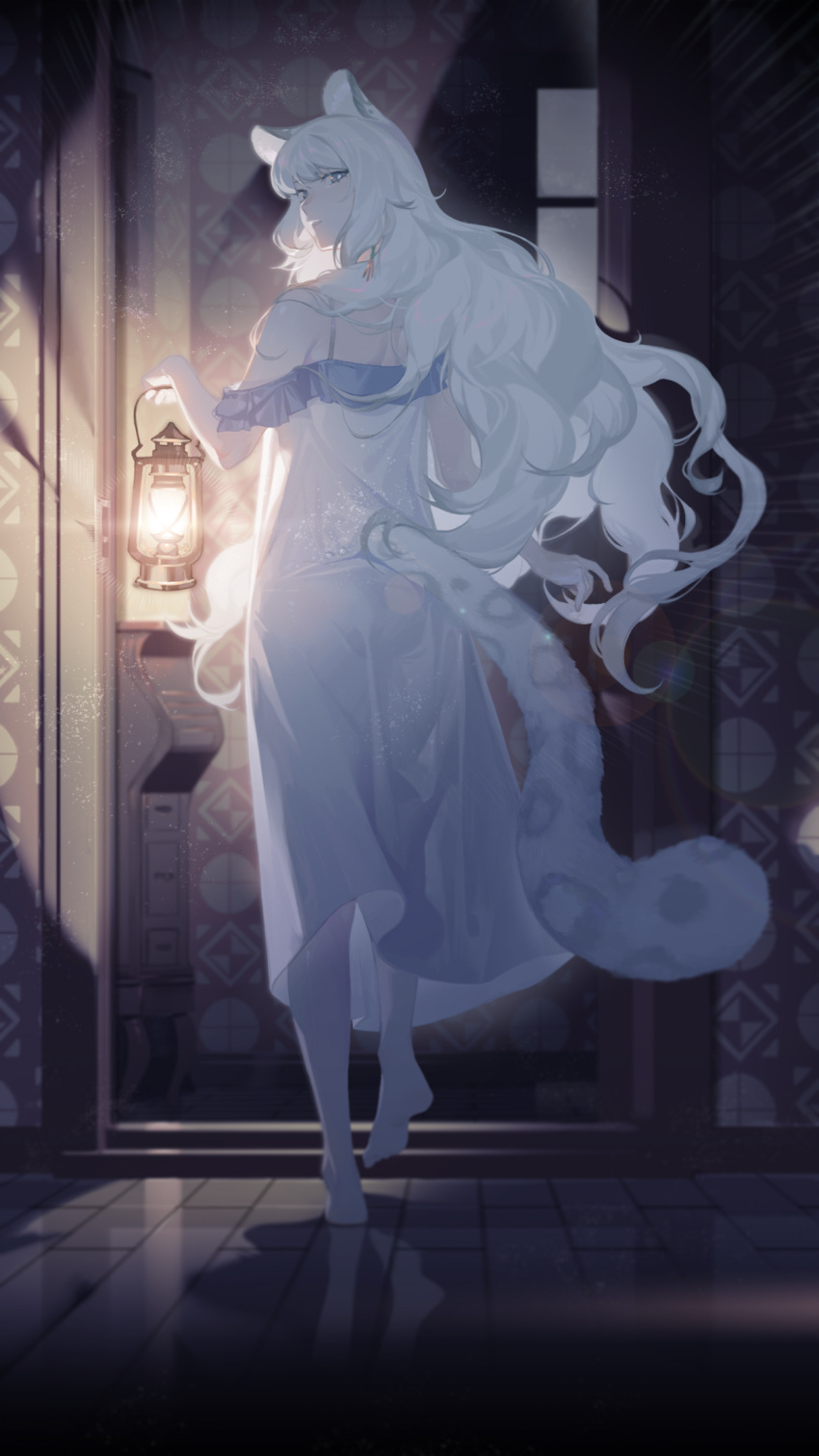 1girl animal_ears arknights bangs bare_shoulders barefoot blue_eyes bright_pupils chinese_commentary commentary_request expressionless floating_hair from_behind full_body hand_up highres holding holding_lamp indoors lens_flare leopard_ears leopard_girl leopard_tail long_hair looking_at_viewer looking_back night nightgown oil_lamp pramanix_(arknights) reflective_floor shadow shoulder_blades solo spaghetti_strap tail tail_through_clothes walking wavy_hair white_hair white_nightgown white_pupils wo_xuyao_jiashui