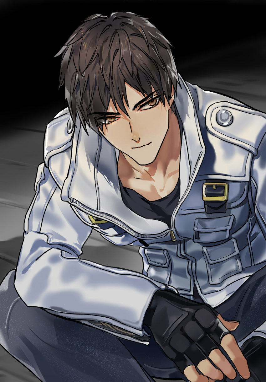 1boy bangs black_gloves black_tank_top brown_eyes brown_hair crossed_legs fingerless_gloves gloves highres jacket kusanagi_kyou legs male_focus sitting smile snk solo tank_top the_king_of_fighters the_king_of_fighters_xiv tomcat_li watson_cross white_jacket