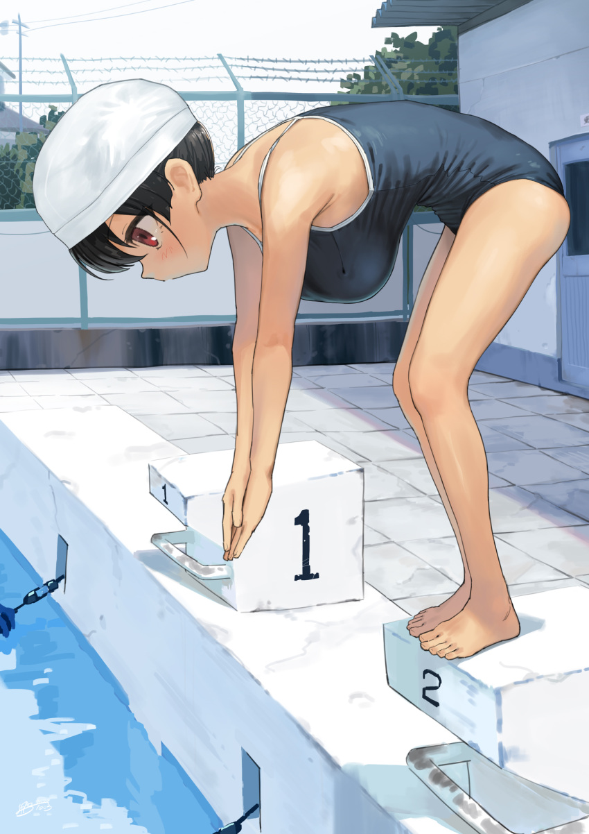 1girl barefoot bent_over black_hair black_one-piece_swimsuit breasts commentary_request diving fence gaki_kyonyuu highres kaedeko_(kaedelic) large_breasts legs oppai_loli outdoors pool red_eyes sasaki_kanna_(kaedeko) school_swimsuit short_hair solo swimsuit toes water