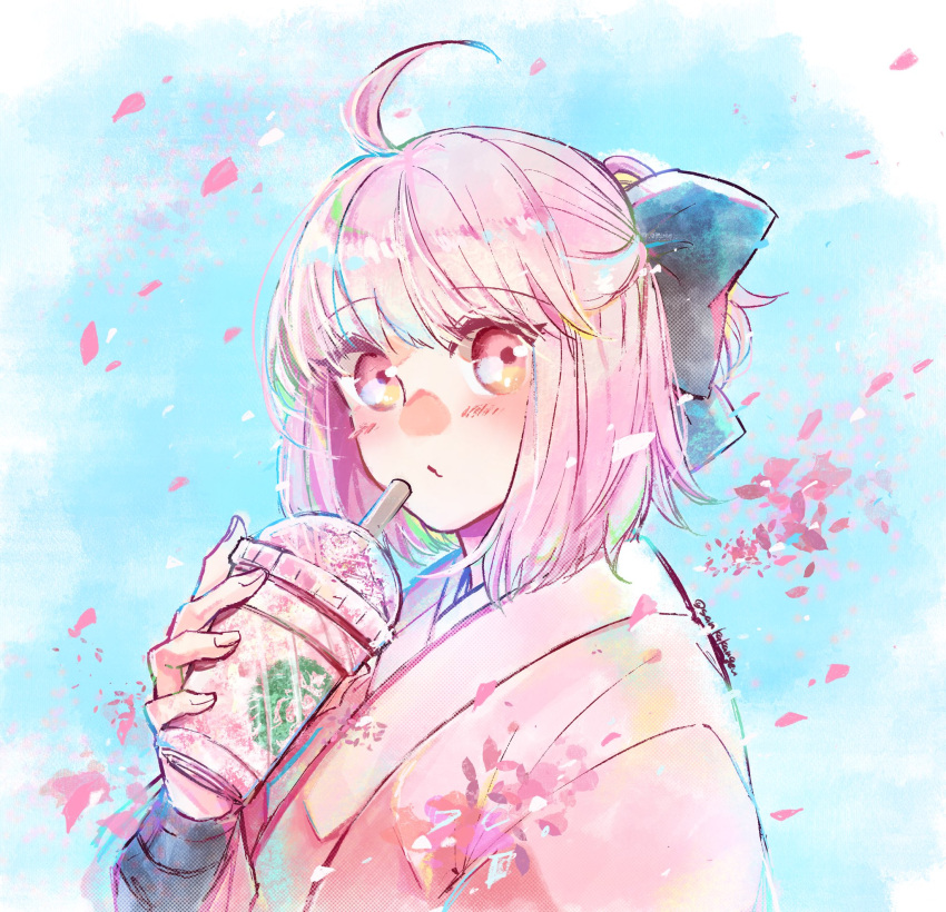 1girl ahoge bangs black_bow blue_background blush bow cup disposable_cup drinking_straw falling_petals fate/grand_order fate_(series) frappuccino hair_bow half_updo highres holding holding_cup japanese_clothes kimono looking_at_viewer masaki_(star8moon) medium_hair okita_souji_(fate) okita_souji_(koha-ace) petals pink_eyes pink_hair pink_kimono puckered_lips solo starbucks upper_body