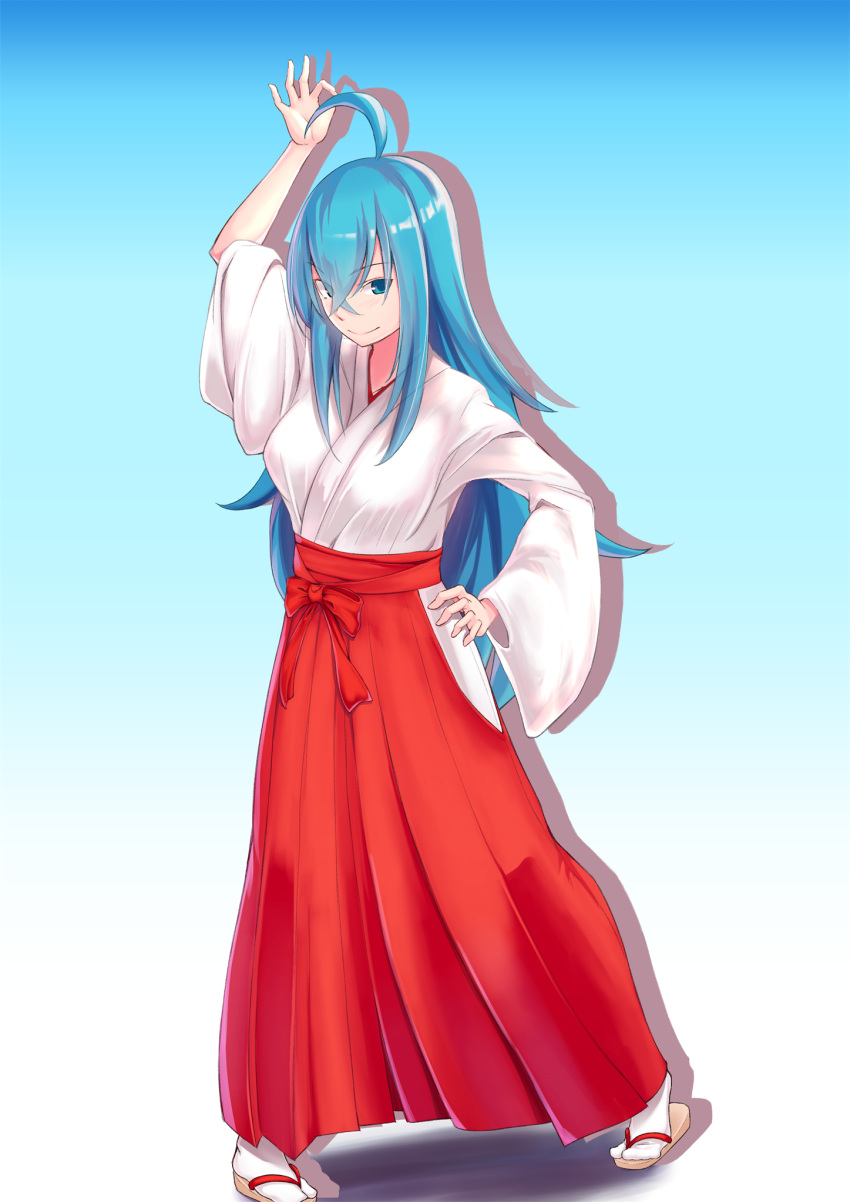 1girl ahoge alternate_costume arm_up bangs blue_background blue_eyes blue_hair closed_mouth dami_(claimh9) full_body gradient gradient_background hair_between_eyes hakama hand_on_hip highres japanese_clothes kimono long_hair long_sleeves miko red_hakama shiny shiny_hair smile socks solo standing straight_hair tabi very_long_hair vivy vivy:_fluorite_eye's_song white_background white_kimono white_sleeves white_socks