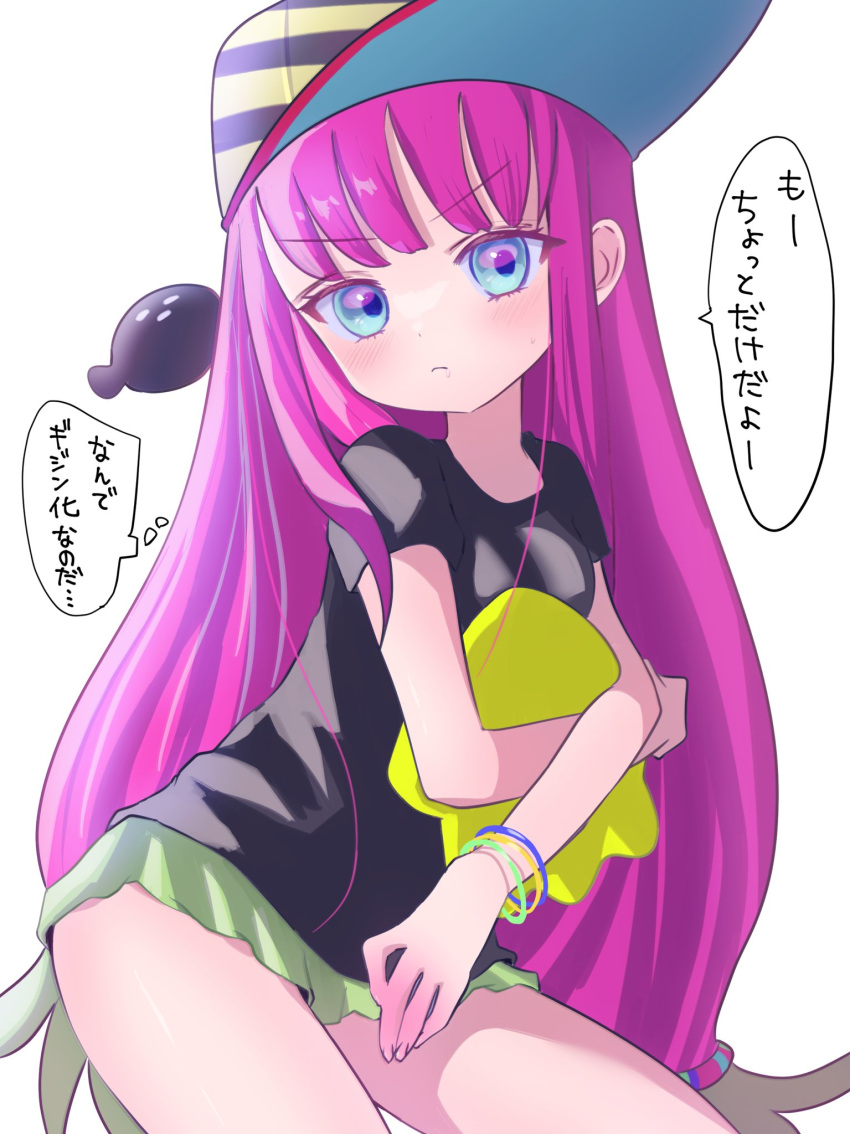 1girl 1other baseball_cap black_shirt blue_eyes clownfish green_skirt harmony's_clownfish_(splatoon) harmony_(splatoon) hat highres humanization long_hair low-tied_long_hair miniskirt object_hug pink_hair shirt short_sleeves skirt splatoon_(series) splatoon_3 striped striped_headwear tama_nya thighs translation_request