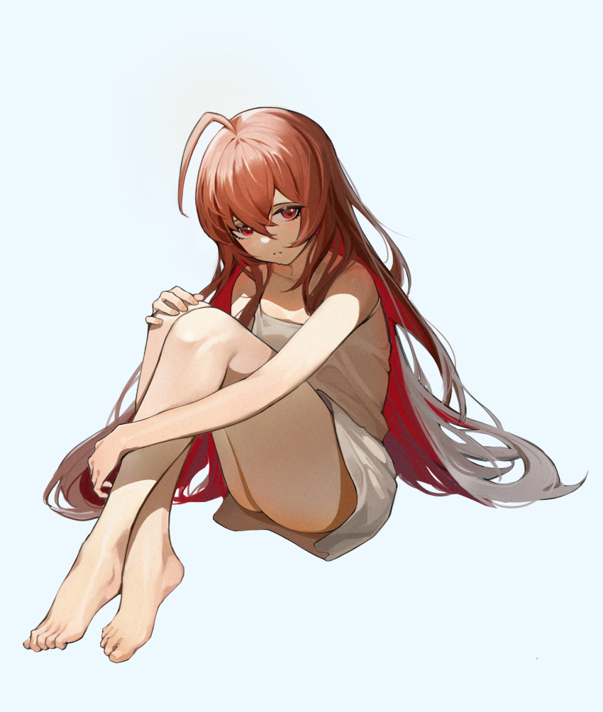 1girl absurdres ahoge alchemy_stars bangs bare_shoulders barefoot blue_background brown_hair colored_inner_hair dress eve_(alchemy_stars) feet highres hugging_own_legs knees_up legs long_hair long_legs looking_at_viewer multicolored_hair parted_lips red_eyes se_tu_miji short_dress simple_background sitting sleeveless sleeveless_dress soles solo toes very_long_hair white_dress