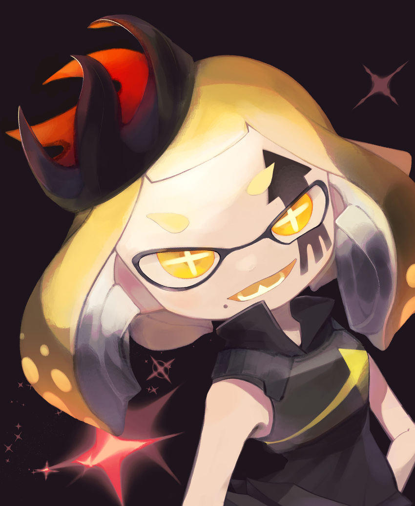 1girl absurdres armor blonde_hair breastplate cross-shaped_pupils facepaint highres inari1369 looking_at_viewer medium_hair mole mole_under_mouth open_mouth pearl_(splatoon) sleeveless smile solo splatoon_(series) splatoon_2 suction_cups teeth tentacle_hair upper_body yellow_eyes