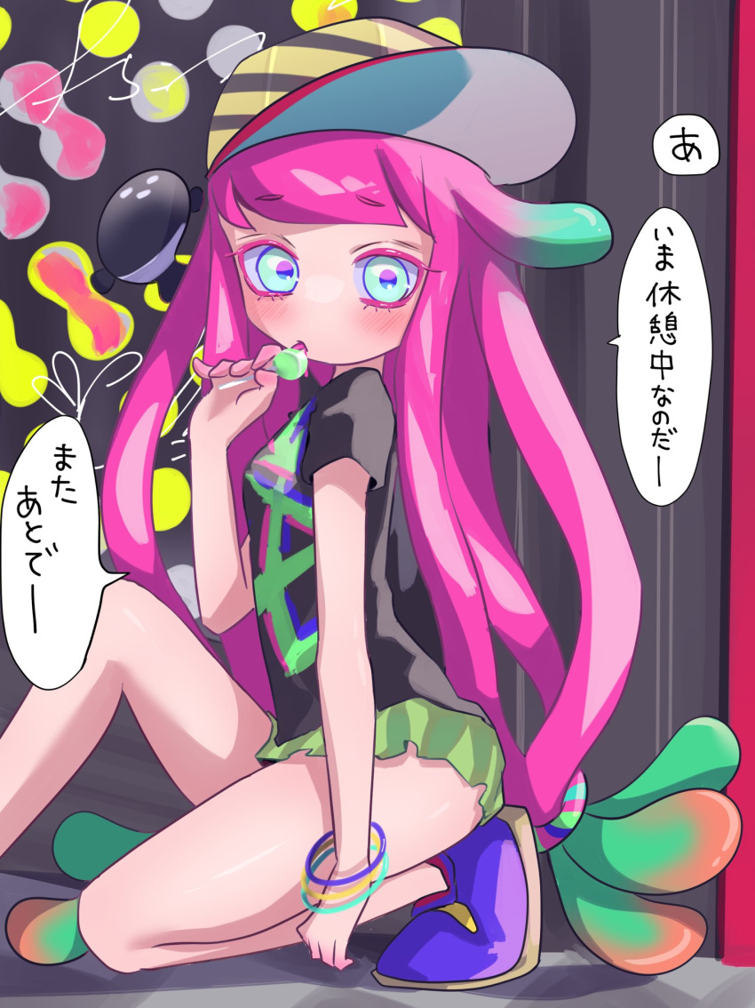 1girl baseball_cap black_shirt blue_eyes blush clenched_hands clownfish commentary_request drooling fish gradient_hair green_hair green_skirt harmony's_clownfish_(splatoon) harmony_(splatoon) hat highres long_hair low-tied_long_hair miniskirt multicolored_hair open_mouth pink_hair shirt short_sleeves skirt solo speech_bubble splatoon_(series) splatoon_3 striped striped_headwear t-shirt tama_nya tentacle_hair thighs translation_request two-tone_hair