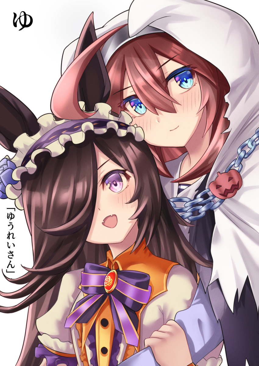 2girls animal_ears bangs black_hair black_hairband blue_eyes bow bowtie brooch brown_eyes cape chain closed_mouth collared_shirt commentary fangs frilled_hairband frills hair_over_one_eye hairband highres hood hood_up hooded_cape horse_ears horse_girl hug hug_from_behind jack-o'-lantern_ornament jewelry long_bangs long_hair looking_at_viewer make_up_in_halloween!_(umamusume) mihono_bourbon_(ghosty_and_the_magic_of_halloween)_(umamusume) mihono_bourbon_(umamusume) multiple_girls official_alternate_costume open_mouth purple_bow purple_bowtie rice_shower_(make_up_vampire!)_(umamusume) rice_shower_(umamusume) shirt short_sleeves simple_background skin_fangs smile standing teaclaw translated umamusume white_background white_cape white_shirt yuri