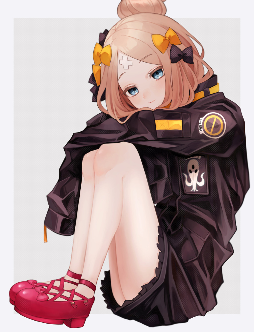 1girl abigail_williams_(fate) abigail_williams_(traveling_outfit)_(fate) absurdres bandaid bandaid_on_face bandaid_on_forehead bangs black_bow black_jacket blonde_hair blue_eyes bow breasts crossed_bandaids fate/grand_order fate_(series) forehead hair_bow hair_bun high_collar highres jacket knees_up long_hair long_sleeves multiple_bows orange_belt orange_bow parted_bangs polka_dot polka_dot_bow sitting sleeves_past_fingers sleeves_past_wrists small_breasts smile solo sumi_(gfgf_045)
