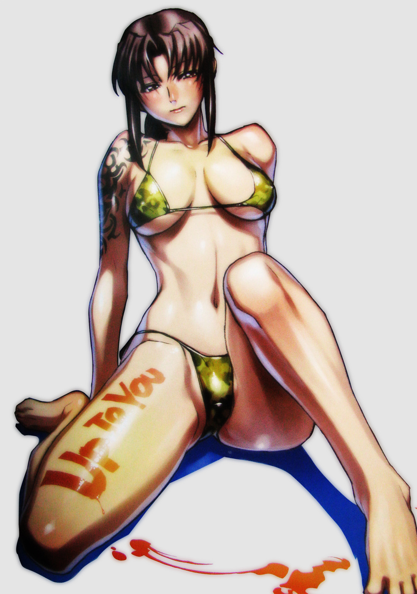 agua-verde barefoot bikini black_lagoon blush bodypaint breasts brown_hair camouflage feet foreshortening highres hiroe_rei large_breasts official_art ponytail revy_(black_lagoon) solo swimsuit tattoo