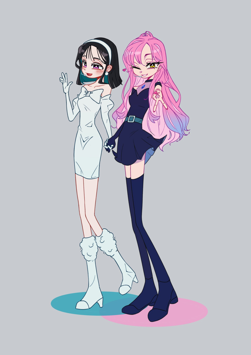 2girls alien_stage bangs bastta black_dress black_footwear black_hair blue_hair boots bow breasts bright_pupils collarbone dress elbow_gloves gloves gradient_hair grey_background hairband highres holding_hands korean_commentary looking_ahead looking_at_viewer medium_breasts medium_hair mizi_(alien_stage) multicolored_hair multiple_girls one_eye_closed pink_hair strapless strapless_dress sua_(alien_stage) thigh_boots v white_bow white_dress white_footwear white_gloves white_hairband white_pupils yellow_eyes