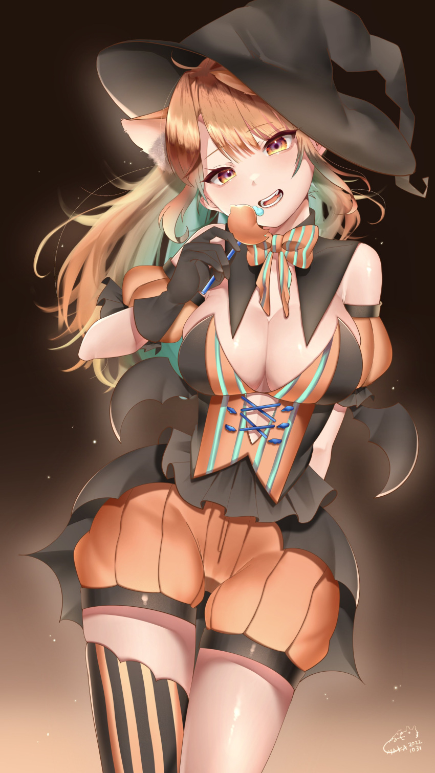 1girl absurdres alternate_eye_color animal_ears arm_behind_back bare_shoulders bow bowtie breasts cat_ears cleavage contrapposto corset cowboy_shot dress food green_hair halloween halloween_costume hat head_tilt highres hololive hololive_english kemonomimi_mode large_breasts long_hair looking_at_viewer maka_aratame multicolored_hair open_mouth orange_eyes orange_hair short_shorts shorts single_thighhigh smile solo straight-on striped striped_bow striped_bowtie takanashi_kiara thigh_gap thighhighs two-tone_hair witch witch_hat