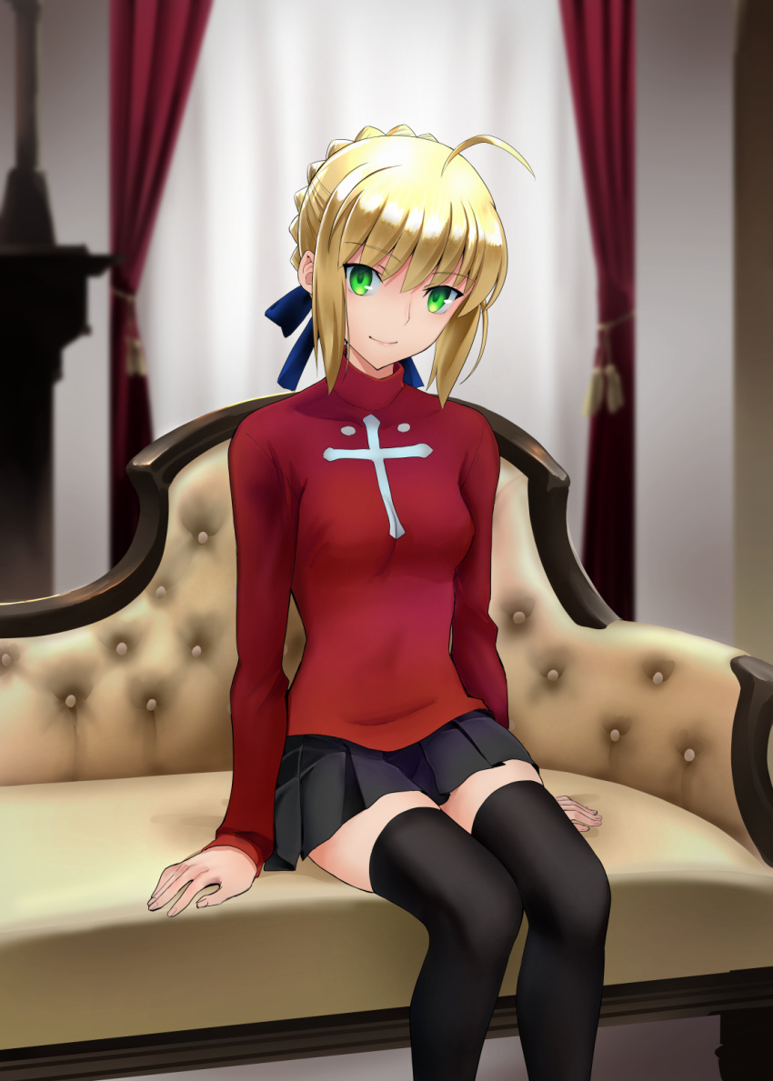1girl alternate_costume antenna_hair artoria_pendragon_(fate) black_thighhighs blonde_hair cosplay couch fate/stay_night fate_(series) green_eyes highres long_hair looking_at_viewer red_sweater saber shirotsumekusa sitting skirt solo_focus sweater thighhighs tohsaka_rin tohsaka_rin_(cosplay)
