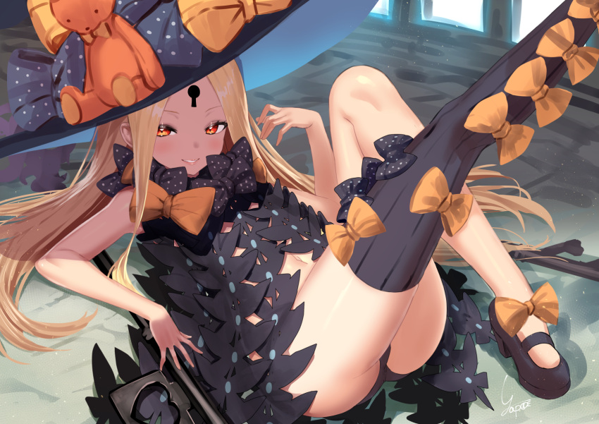 1girl abigail_williams_(fate) bangs black_bow black_dress black_footwear black_headwear black_panties black_thighhighs blonde_hair blush bow bow_legwear dress fate/grand_order fate_(series) forehead hat highres key keyhole leg_up lips long_hair looking_at_viewer multiple_bows navel orange_bow panties parted_bangs parted_lips polka_dot polka_dot_bow red_eyes single_thighhigh smile solo stuffed_animal stuffed_toy teddy_bear thighhighs underwear very_long_hair witch_hat yapo_(croquis_side)