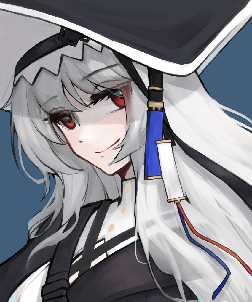 1girl absurdres arknights bangs black_headwear blue_background closed_mouth grey_hair hat highres long_hair looking_at_viewer red_eyes simple_background smile solo specter_(arknights) specter_the_unchained_(arknights) upper_body very_long_hair yuki_nko64