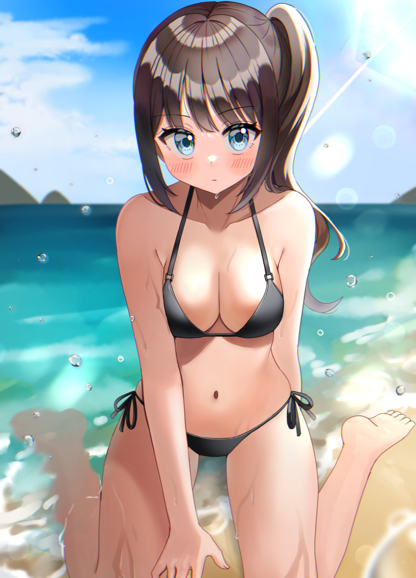 1girl barefoot beach bikini black_bikini blue_eyes blue_sky breasts brown_hair cleavage cloud day highres horizon kubong long_hair looking_at_viewer medium_breasts mixed-language_commentary ocean original outdoors partially_submerged side-tie_bikini_bottom side_ponytail sitting sky solo swimsuit wariza water_drop