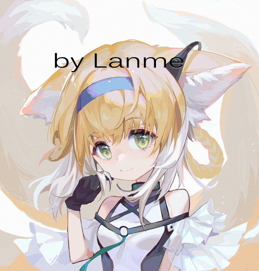 1girl animal_ears arknights bare_shoulders black_gloves blonde_hair blue_hairband braid breasts closed_mouth fox_ears fox_girl fox_tail gloves green_eyes grey_background hair_rings hairband hand_up highres holding holding_hair looking_at_viewer multicolored_hair shirt simple_background small_breasts smile solo suzuran_(arknights) tail two-tone_hair upper_body white_hair white_shirt yxhd5725