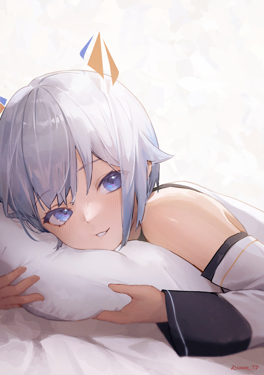 1girl absurdres bangs blush commentary commission detached_sleeves grey_hair highres holding holding_pillow long_sleeves looking_at_viewer lying on_bed on_stomach original pillow purple_eyes shirt short_hair smile solo sooon twitter_username upper_body white_background white_shirt