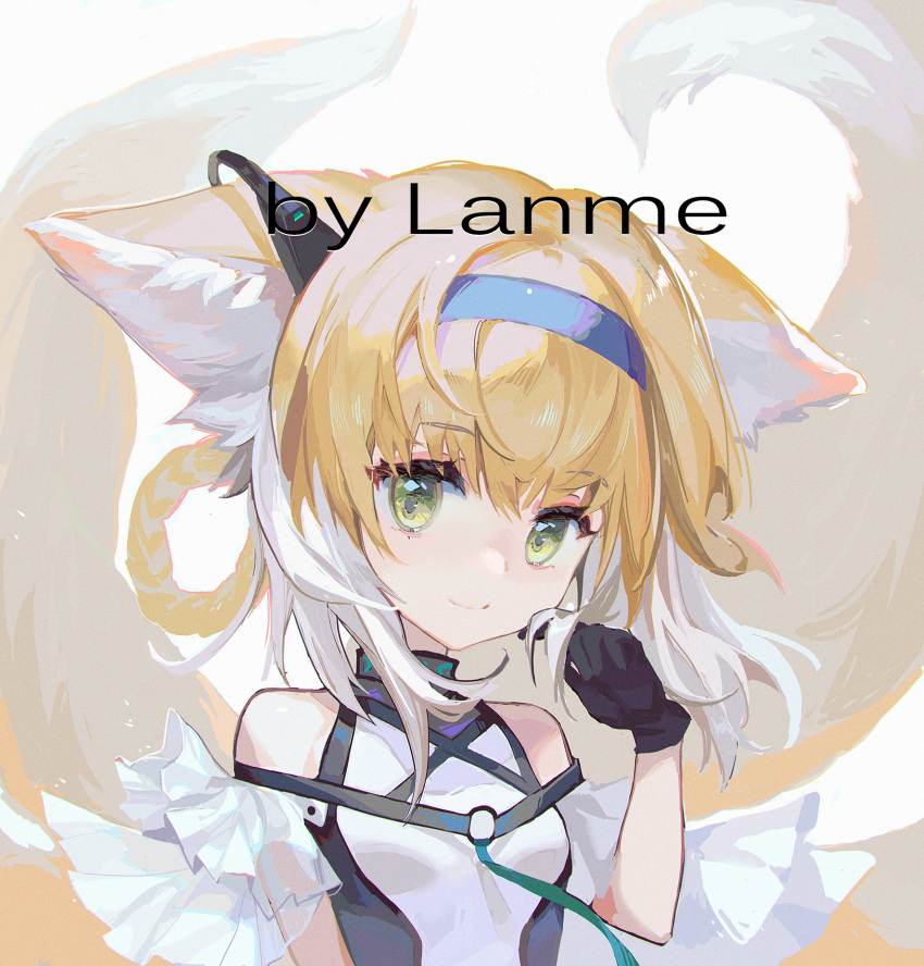 1girl animal_ears arknights bare_shoulders black_gloves blonde_hair blue_hairband braid breasts closed_mouth commentary_request fox_ears fox_girl fox_tail gloves green_eyes grey_background hair_rings hairband hand_up highres holding holding_hair looking_at_viewer multicolored_hair shirt simple_background small_breasts smile solo suzuran_(arknights) tail two-tone_hair upper_body white_hair white_shirt yxhd5725