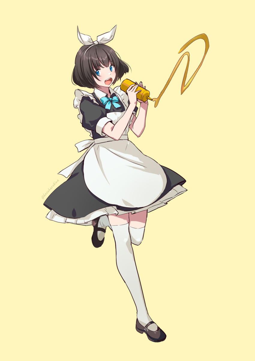 1girl :d alternate_costume apron bangs black_dress black_footwear black_hair blue_bow blue_eyes bow brown_background collared_dress copyright_request dress enmaided frilled_apron frills full_body hair_ribbon hairband highres holding kazuharu_kina looking_at_viewer maid maid_apron maid_headdress mustard puffy_short_sleeves puffy_sleeves ribbon shoes short_hair short_sleeves simple_background smile solo standing standing_on_one_leg teeth thighhighs twitter_username upper_teeth virtual_youtuber white_apron white_hairband white_ribbon white_thighhighs