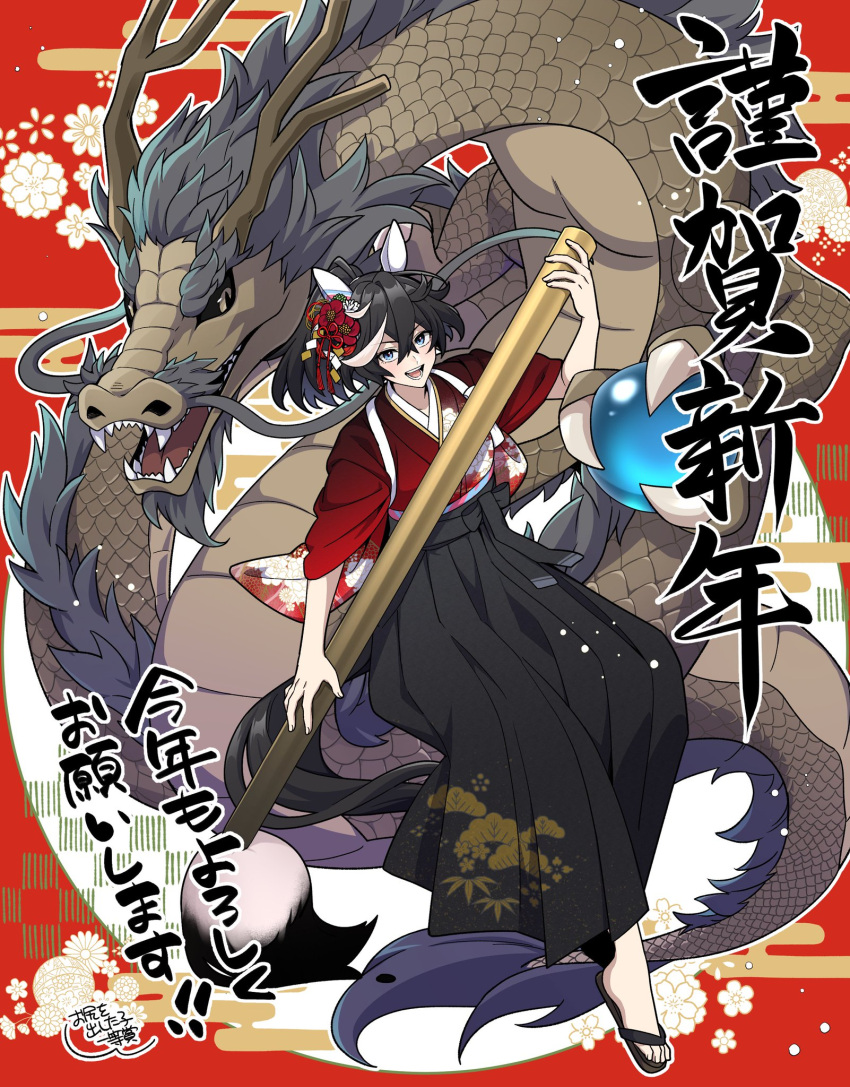 1girl animal_ears black_hair blue_eyes calligraphy_brush chinese_zodiac commentary_request dragon egasumi floral_print hair_between_eyes hakama highres holding_calligraphy_brush horse_ears horse_girl horse_tail japanese_clothes katsuragi_ace_(umamusume) looking_at_viewer medium_hair multicolored_background multicolored_hair open_mouth oshiri_no1 oversized_object paintbrush red_background sandals scales smile solo streaked_hair tail teeth umamusume upper_teeth_only white_hair year_of_the_dragon