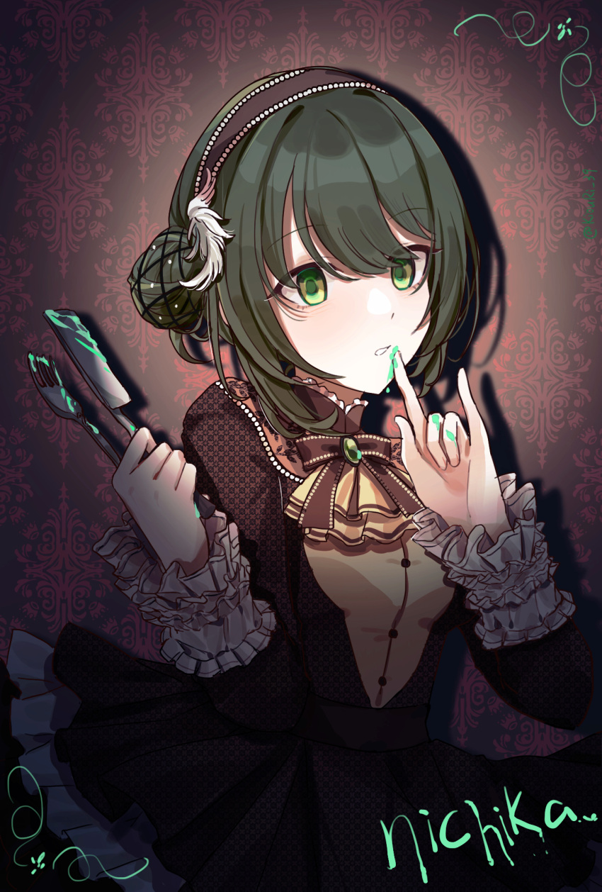 1girl alternate_costume alternate_hairstyle bangs bow bowtie brown_background brown_dress brown_hairband brown_ribbon character_name collar collared_dress cream cutlery dark_background dress feather_hair_ornament feathers finger_to_mouth fork frilled_collar frilled_dress frills gem gothic_lolita green_eyes green_gemstone green_hair hair_between_eyes hair_bun hair_ornament hairband halloween halloween_costume highres holding idolmaster idolmaster_shiny_colors index_finger_raised kiouri knife lolita_fashion long_sleeves nanakusa_nichika parted_lips ribbon short_hair single_hair_bun single_side_bun sleeve_cuffs solo wallpaper_(object) whipped_cream
