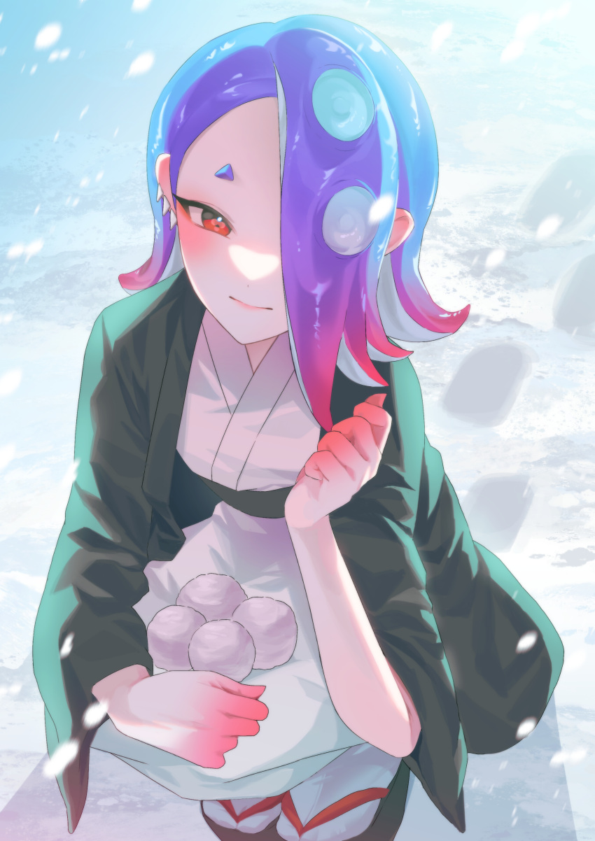 1girl absurdres blue_hair blue_sky cephalopod_eyes closed_mouth commentary_request gradient_hair hd_rock highres japanese_clothes kimono korean_commentary long_hair looking_at_viewer multicolored_hair octoling outdoors red_eyes red_hair sandals shiver_(splatoon) sky snowing solo splatoon_(series) splatoon_3 squatting tentacle_hair thick_eyebrows two-tone_hair zouri