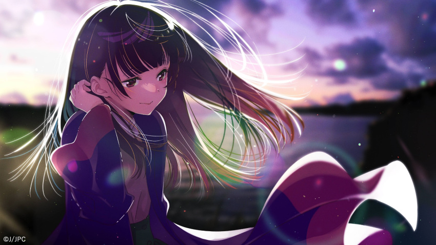 1girl bloom blue_jacket blunt_bangs blurry blurry_background closed_mouth cloud cloudy_sky commentary_request copyright_notice curled_fingers dark_clouds depth_of_field eyelashes floating_hair green_skirt hair_flip hand_in_own_hair hand_up high-waist_skirt highres hirayama_kanna jacket lens_flare light_particles long_hair multicolored_clothes multicolored_jacket official_art open_clothes open_jacket purple_eyes purple_hair purple_jacket purple_sky shirt skirt sky smile solo takanashi_kim_anouk_mei two-tone_jacket upper_body yellow_shirt yoru_no_kurage_wa_oyogenai