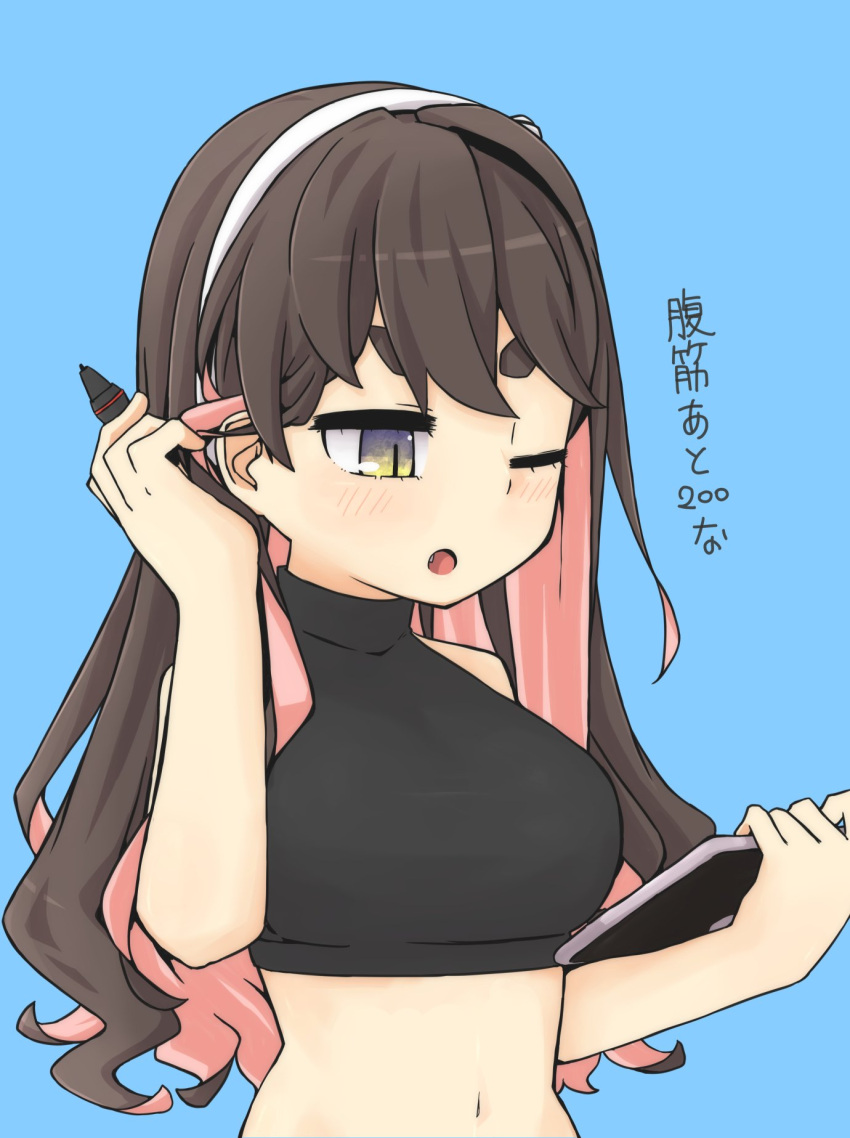 1girl black_hair blue_background breasts colored_inner_hair commentary_request hairband highres kantai_collection large_breasts long_hair macbail midriff multicolored_hair naganami_(kancolle) naganami_kai_ni_(kancolle) navel one_eye_closed pink_hair purple_eyes simple_background slit_pupils solo sports_bra stylus tablet_pc thick_eyebrows turtleneck two-tone_hair upper_body white_hairband
