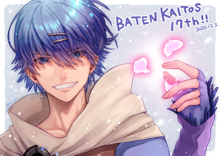 1boy baten_kaitos blue_eyes blue_hair copyright_name dated grin hair_ornament hair_over_eyes hairclip hand_up kalas_(baten_kaitos) looking_at_viewer male_focus smile solo takamasa_(sippuukai) upper_body