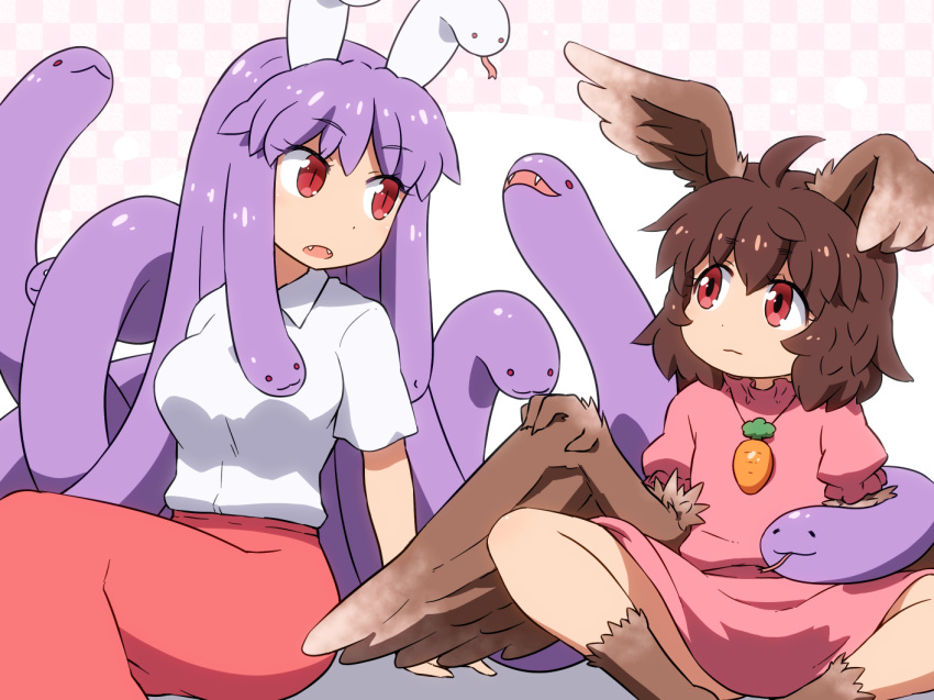 2girls ahoge arm_support bangs breasts brown_hair brown_wings carrot_necklace checkered checkered_background commentary_request dress eyebrows_visible_through_hair fangs feathered_wings feet_out_of_frame forked_tongue hair_between_eyes harpy head_wings inaba_tewi indian_style large_breasts long_hair long_skirt looking_at_another monster_girl monsterification multiple_girls open_mouth pink_background pink_dress pink_skirt puffy_short_sleeves puffy_sleeves purple_hair red_eyes reisen_udongein_inaba shirosato shirt short_hair short_sleeves sitting skirt slit_pupils snake snake_hair thighs tongue touhou very_long_hair white_shirt winged_arms wings