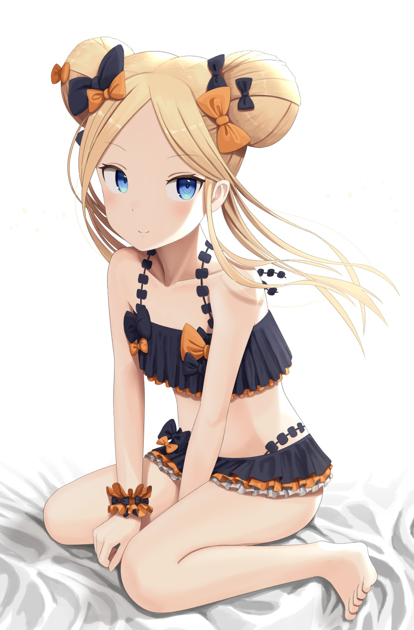 &gt;:) 1girl abigail_williams_(fate/grand_order) absurdres bangs bare_arms bare_legs bare_shoulders barefoot bed_sheet between_legs bikini black_bikini black_bow blonde_hair blue_eyes bow closed_mouth collarbone commentary_request double_bun emerald_float eyebrows_visible_through_hair fate/grand_order fate_(series) forehead full_body hair_bow hand_between_legs highres long_hair looking_at_viewer orange_bow orange_scrunchie parted_bangs sanbe_futoshi scrunchie side_bun sitting smile solo swimsuit v-shaped_eyebrows wariza white_background wrist_scrunchie