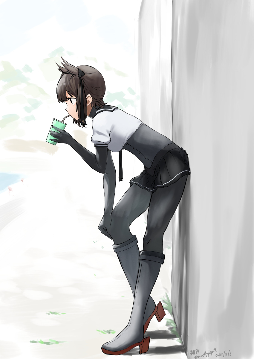1girl absurdres bangs black_bodysuit black_eyes black_headband black_sailor_collar black_skirt bodysuit boots breasts brown_hair cup disposable_cup drinking_straw drinking_straw_in_mouth from_side hachimaki hand_on_own_knee hatsuzuki_(kancolle) headband highres holding holding_cup kantai_collection knee_boots leaning_forward medium_breasts miniskirt pleated_skirt profile rudder_footwear sailor_collar short_sleeves skirt solo umibudou