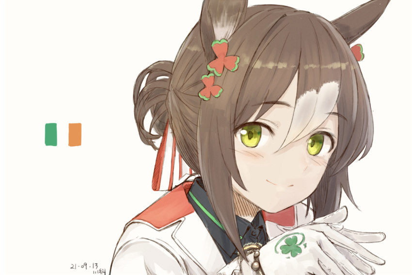 1girl animal_ears brown_hair closed_mouth clover_hair_ornament dated fine_motion_(umamusume) flag gloves green_eyes hair_between_eyes hair_ornament horse_ears horse_girl irish_flag jacket kawashina_(momen_silicon) looking_at_viewer multicolored_hair short_hair signature simple_background smile solo streaked_hair umamusume upper_body white_background white_gloves white_jacket